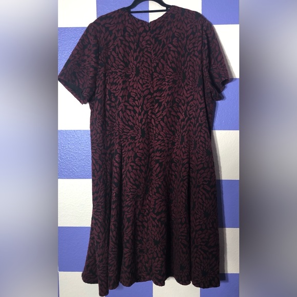 Slate and Willow Fit & Flare Short Sleeve Dress in Black and Red - Size 3X - Picture 3 of 5